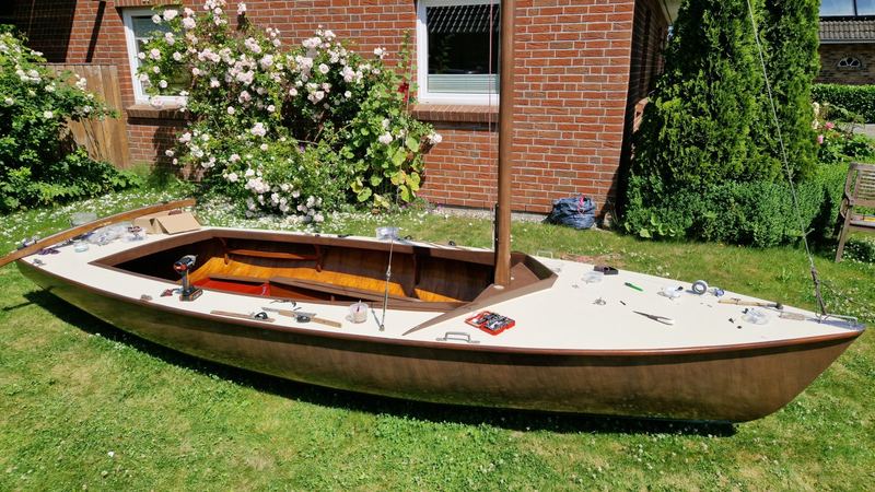 Aufgearbeitete Beschläge werden an der Kormoran-Holzjolle montiert, Aufnahme 04