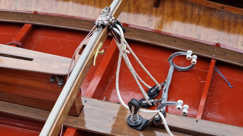 Aufgearbeitete Beschläge werden an der Kormoran-Holzjolle montiert, Aufnahme 12