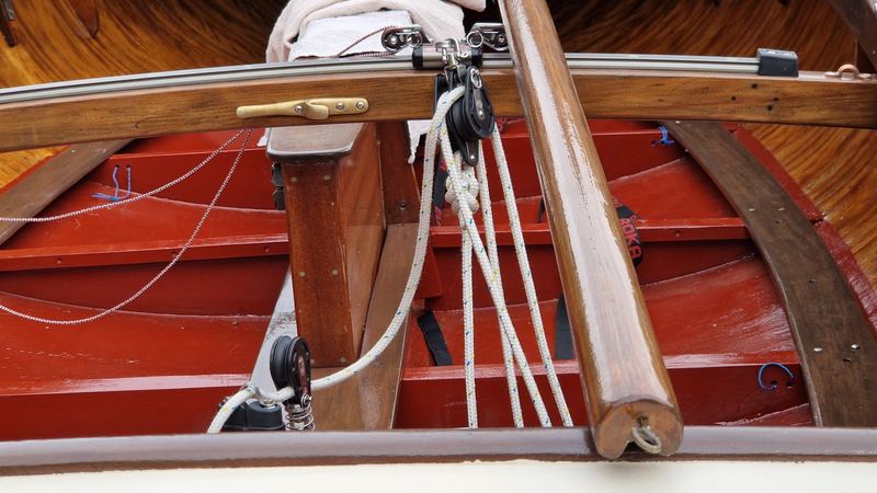 Aufgearbeitete Beschläge werden an der Kormoran-Holzjolle montiert, Aufnahme 14