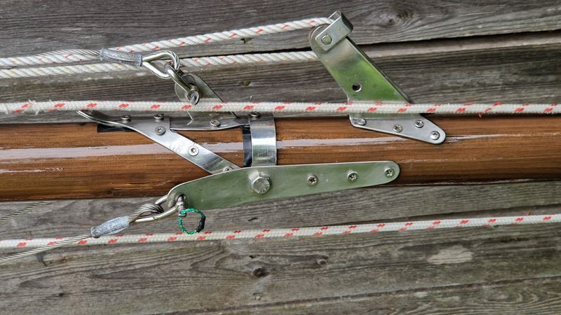Aufgearbeitete Beschläge werden an der Kormoran-Holzjolle montiert, Aufnahme mast 01