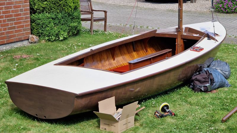 Lackierter Rumpf und Deck der restaurierten Holzjolle, Aufnahme 03