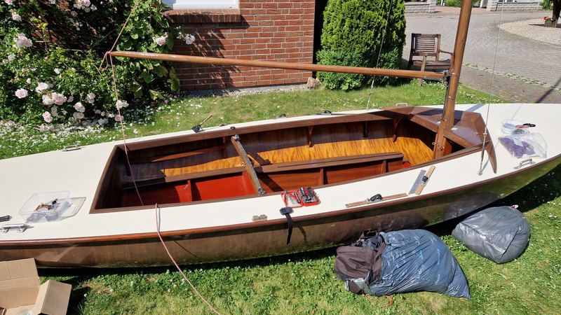 Lackierter Rumpf und Deck der restaurierten Holzjolle, Aufnahme 05