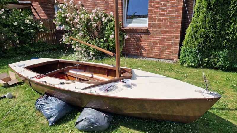 Lackierter Rumpf und Deck der restaurierten Holzjolle, Aufnahme 06