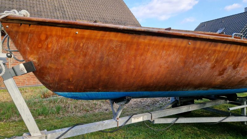 Bearbeitete und verschliffene Schadstellen am Holzrumpf der Kormoran-Holzjolle, Aufnahme 02