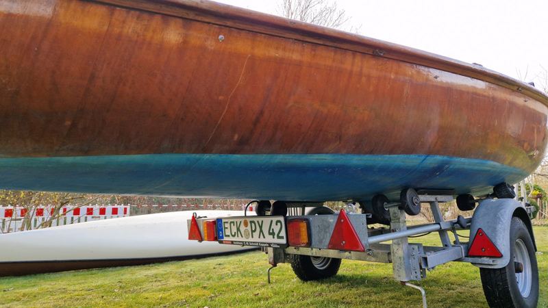 Bearbeitete und verschliffene Schadstellen am Holzrumpf der Kormoran-Holzjolle, Aufnahme 11