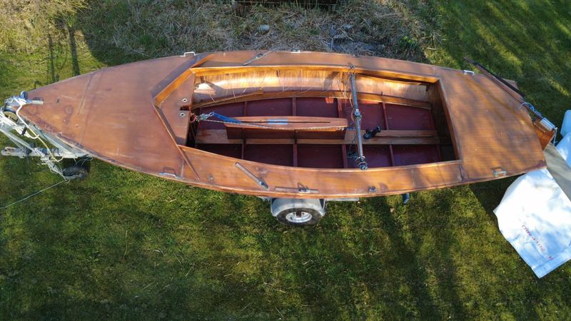 Bearbeitete und verschliffene Schadstellen am Holzrumpf der Kormoran-Holzjolle, Aufnahme 17